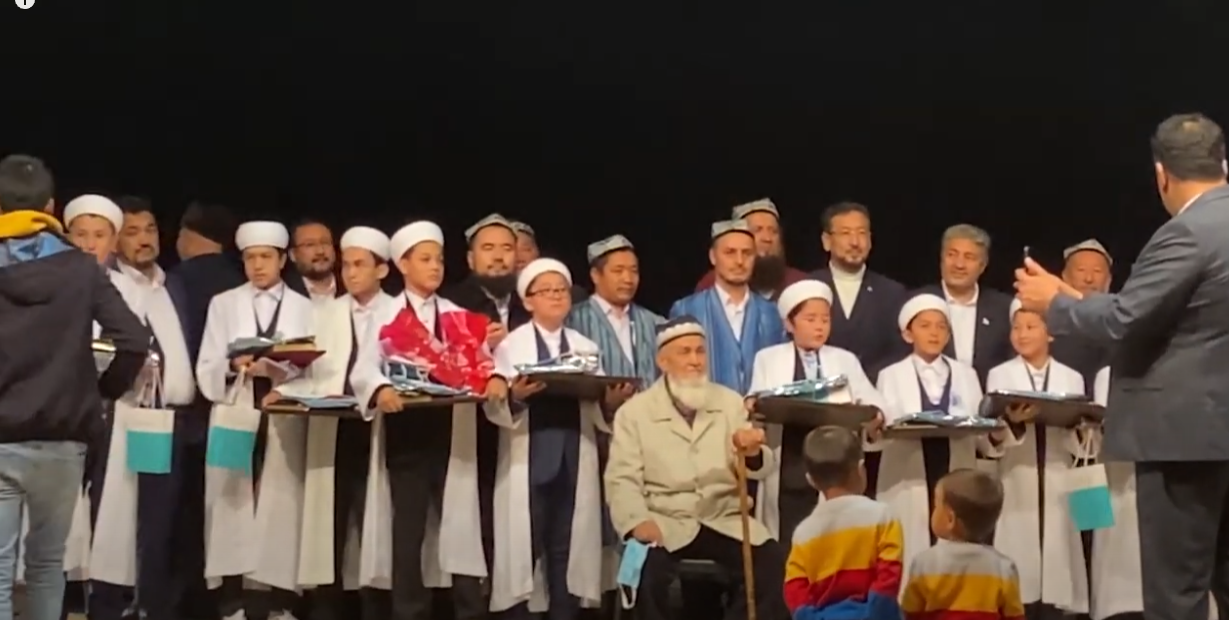 Mezuniyet Töreni: 25 Uygur Çocuk Hafızlıklarını Tamamladı Mezuniyet Töreni: 25 Uygur Çocuk Hafızlıklarını Tamamladı